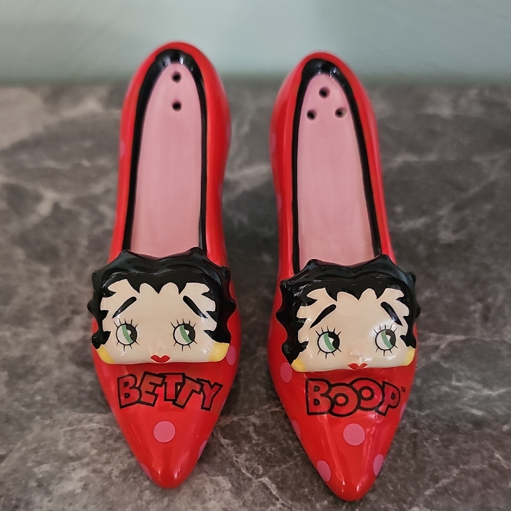 ​👠 VINTAGE BETTY BOOP HIGH HEEL SALT & PEPPER SHAKERS 👠